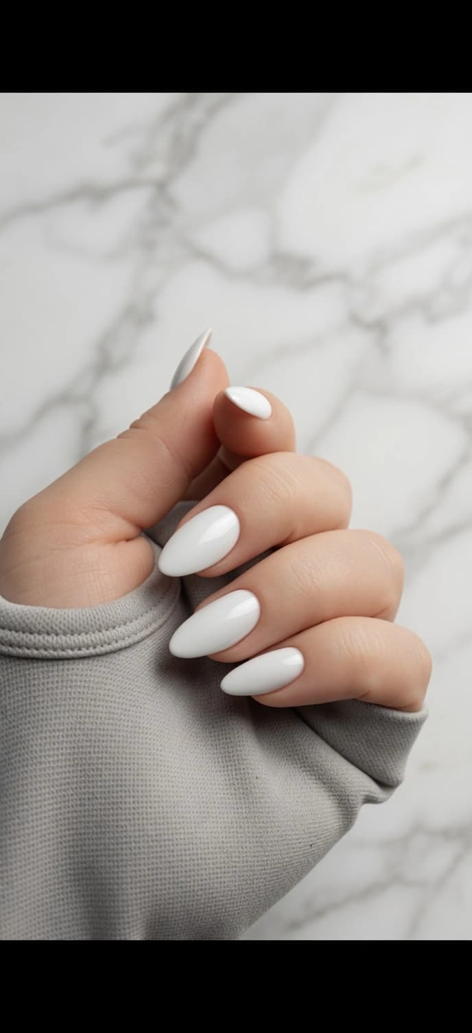 Pose américaine signature Onymea — amande blanche nacrée sur marbre