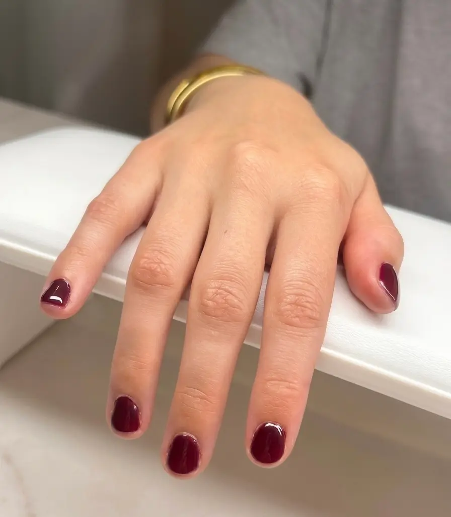 VSP bordeaux sur ongles naturels, simple et clean