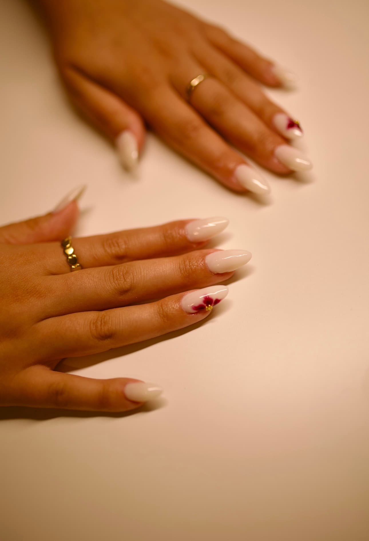 Milky white, avec une touche de floral art pour la touche d’originalité.