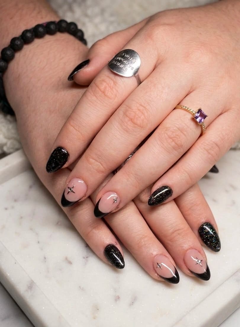 Nail art amande noir glossy étoiles dorées sur transparence